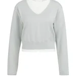 Pull à effet superposé et encolure contrastée